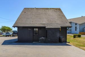 um pequeno edifício castanho com telhado em Tidal House 2 em Ocean Shores