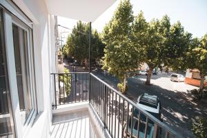 Apartamento con balcón con banco y calle. en LOS PLÁTANOS - Riópar, en Riópar