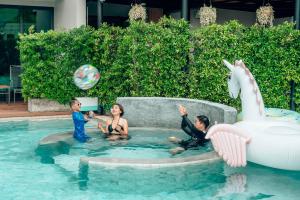 SKYVIEW Resort Phuket Patong Beach内部或周边的泳池