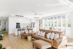 ショール・ベイにあるAura 3 Spectacular Beachside Viewsのソファとキッチンのあるリビングルーム