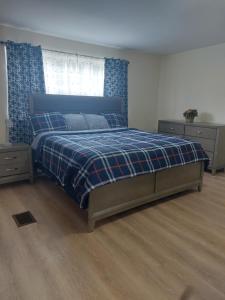 Ένα ή περισσότερα κρεβάτια σε δωμάτιο στο Rustic Redlion Home