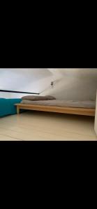 łóżko na drewnianym stole w obiekcie Vecchio Marino 1 C3 Palau w mieście Palau