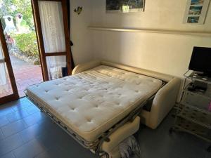 łóżko w pokoju obok drzwi w obiekcie Vecchio Marino 1 C3 Palau w mieście Palau