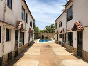 un callejón entre dos edificios con piscina en Casa frente a la playa con wifi, en Tucacas