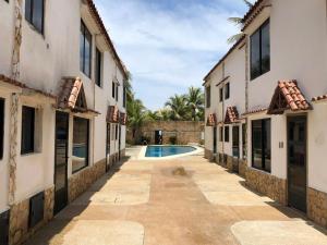 an alleyway between two buildings with a swimming pool at Casa frente a la playa con wifi in Tucacas