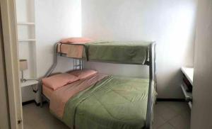 מיטה או מיטות קומותיים בחדר ב-Casa frente a la playa con wifi