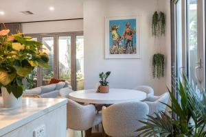 a living room with a white table and chairs at The Retreat @ Parkside in Rose Park