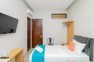 เตียงในห้องที่ Sans Hotel Bobosini Malang by RedDoorz
