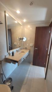 ห้องน้ำของ Quarto privativo em hotel 4 estrelas no Itaim