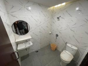 万隆Hotel Gegerkalong Asri的配有马桶、水槽和镜子的浴室 更多30张照片