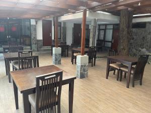 万隆Hotel Gegerkalong Asri的餐厅里的一组桌椅