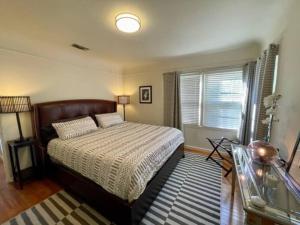 a bedroom with a bed and a window at 1 bedroom house in Beverlywood/Carthay Square in Los Angeles