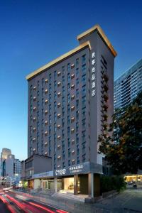 een groot hotelgebouw aan de straatkant bij CYBO Station Luohu Shenzhen in Shenzhen