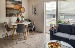 uma sala de estar com uma mesa e um sofá em Gorgeous Apartment In lesund With House A Panoramic View em Ålesund