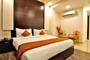 Postel nebo postele na pokoji v ubytování Hotel Kings Inn, Karol Bagh, New Delhi