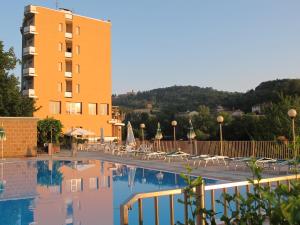 hotel z basenem przed budynkiem w obiekcie Hotel Ducale w mieście Tabiano Terme