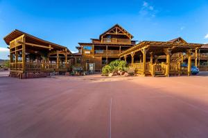 un grande lodge con parcheggio antistante di Desert Rose Resort & Cabins a Bluff