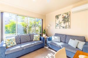 Martys 7 2 Intrepid Cl - pool , air con , Wi-Fi and linen的休息区