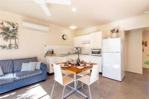 Martys 7 2 Intrepid Cl - pool , air con , Wi-Fi and linen的厨房或小厨房