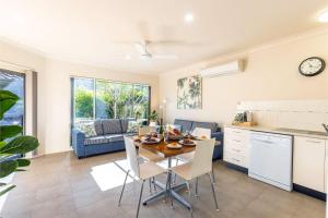 Martys 7 2 Intrepid Cl - pool , air con , Wi-Fi and linen的厨房或小厨房