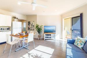 Martys 7 2 Intrepid Cl - pool , air con , Wi-Fi and linen的厨房或小厨房