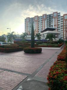 a courtyard with flowers and buildings in a city at Apartamento vacacional Girardot, in Girardot