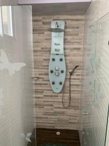 a shower head on a wall in a bathroom at Apartamento vacacional Girardot, in Girardot