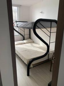 a room with two bunk beds in a room at Apartamento vacacional Girardot, in Girardot