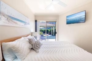 Martys 7 2 Intrepid Cl - pool , air con , Wi-Fi and linen客房内的一张或多张床位