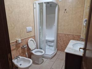y baño con ducha, aseo y lavamanos. en JAPIGIA ROOMS, en Lecce