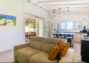 Kajoane's villa في سانت آن: غرفة معيشة مع أريكة ومطبخ