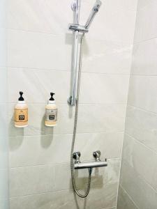 cabina de ducha con 2 botellas en la pared en Penghu Good together Villa, en Magong