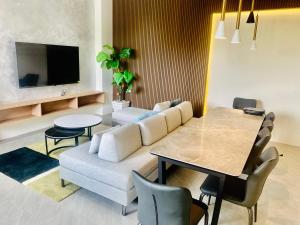 ein Wohnzimmer mit einem Sofa und einem Tisch in der Unterkunft Penghu Good together Villa in Magong