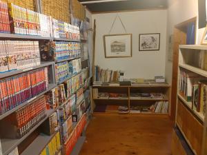 a room filled with books on shelves at Taiya Ryokan in Fuji