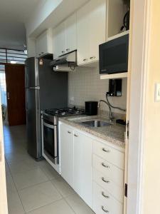 Η κουζίνα ή μικρή κουζίνα στο Aconchegante Pitangueiras - Ap. 1312