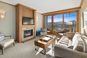 sala de estar con chimenea y TV en THE BEST at SUNCADIA LODGE - EXECUTIVE RIVER VIEW SUITE, en Cle Elum