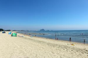 een strand met veel mensen in het water bij KAMENOI HOTEL Setouchi Hikari in Hikari