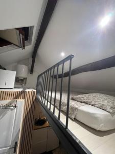 ein Schlafzimmer mit einem Etagenbett und einer Treppe in der Unterkunft Maison spa in Soisy-sur-Seine