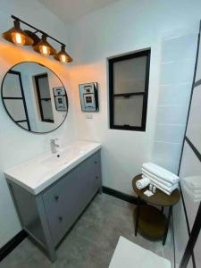 een badkamer met een wastafel en een spiegel bij Departamento en SLRC in San Luis Río Colorado