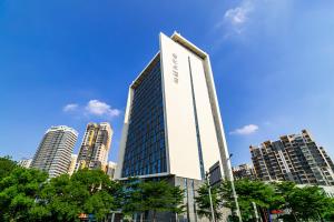 un grand bâtiment dans une ville avec de grands bâtiments dans l'établissement 敏卓酒店Mentor Hotel, à Foshan