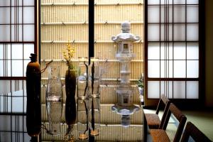 un tavolo in vetro con vasi e una fontana di Konjaku-so Osaka Jonan Tsuruhashi no Yado - Vacation STAY 24588v ad Osaka