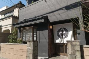 un edificio con uno striscione sulla parte anteriore di Konjaku-so Osaka Jonan Tsuruhashi no Yado - Vacation STAY 24588v ad Osaka