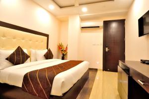 Postel nebo postele na pokoji v ubytování Hotel Kings Inn, Karol Bagh, New Delhi