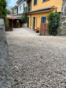 um estaleiro em frente a uma casa em The Garden House Relax em Rocca di Papa