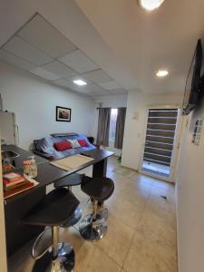 uma cozinha com uma secretária e dois bancos num quarto em Los Arroyo em Ushuaia