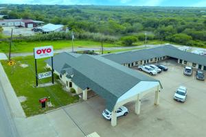 una vista aérea de una gasolinera con coches aparcados en un aparcamiento en OYO Hotel Three Rivers TX US-281, en Three Rivers