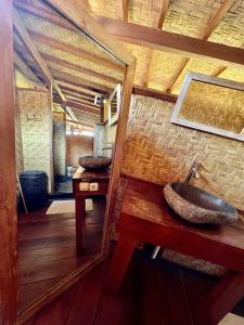 La salle de bains est pourvue de 2 lavabos et d'un miroir. dans l'établissement Villa Bagheera, à Gili Trawangan