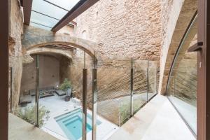 Bazén v ubytovaní Bordoy Mostatxins - Hotel Boutique Adults Only alebo v jeho blízkosti