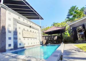 a swimming pool in front of a building at De Loran Hotel in Banjar