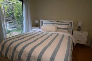 um quarto com uma cama e uma janela com vista em Summerland Sweet Beach Getaway em Summerland